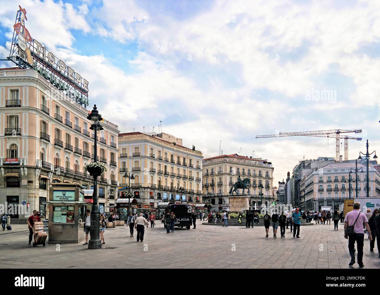 Madrid, Spagna - Maggio 2018: Puerta del Sol - uno dei famosi punti di riferimento della capitale Foto Stock