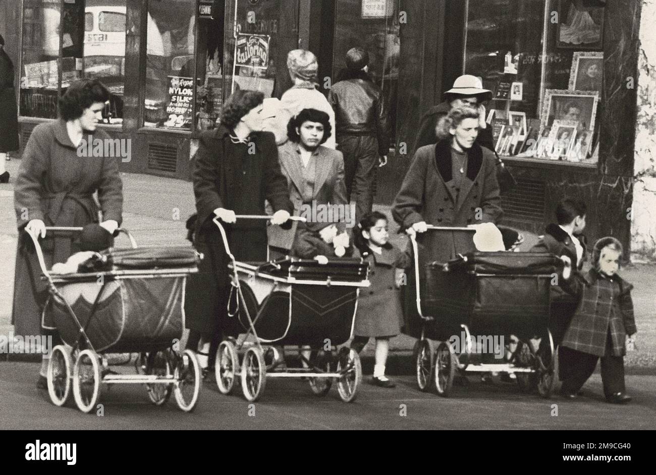 Tre donne che spingono i passeggini per bambini attraverso Street, New York City, New York, USA, Angelo Rizzuto, Anthony Angel Collection, novembre 1953 Foto Stock