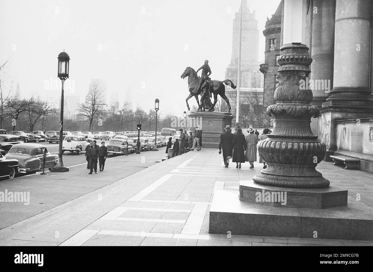 Statua equestre di Theodore Roosevelt a pochi passi dall'American Museum of Natural History, New York City, New York, USA, Angelo Rizzuto, Anthony Angel Collection, dicembre 1953 Foto Stock