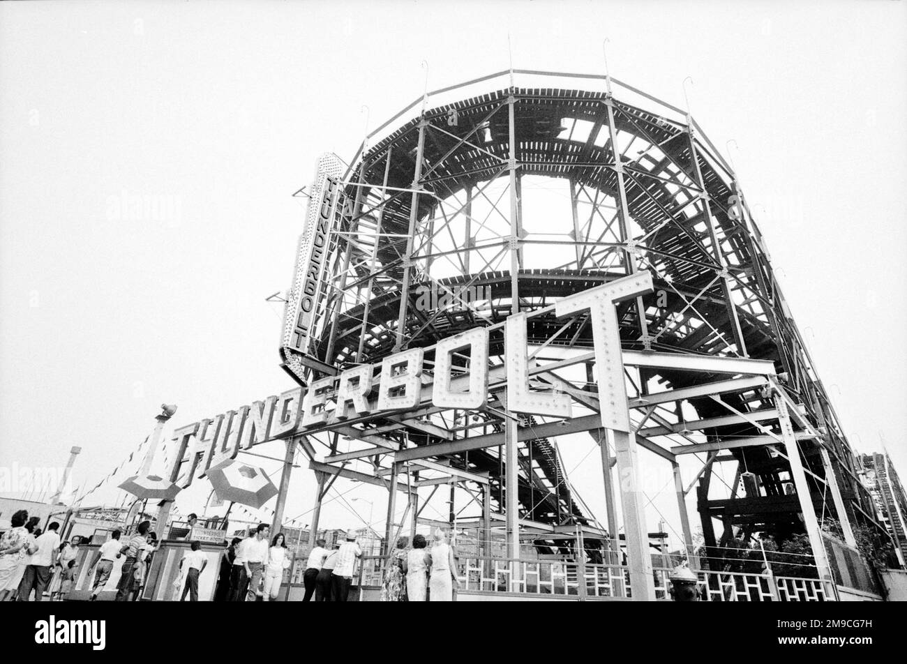 Thunderbolt Roller Coaster, Coney Island, Brooklyn, New York, Stati Uniti, Angelo Rizzuto, Anthony Angel Collection, agosto 1964 Foto Stock