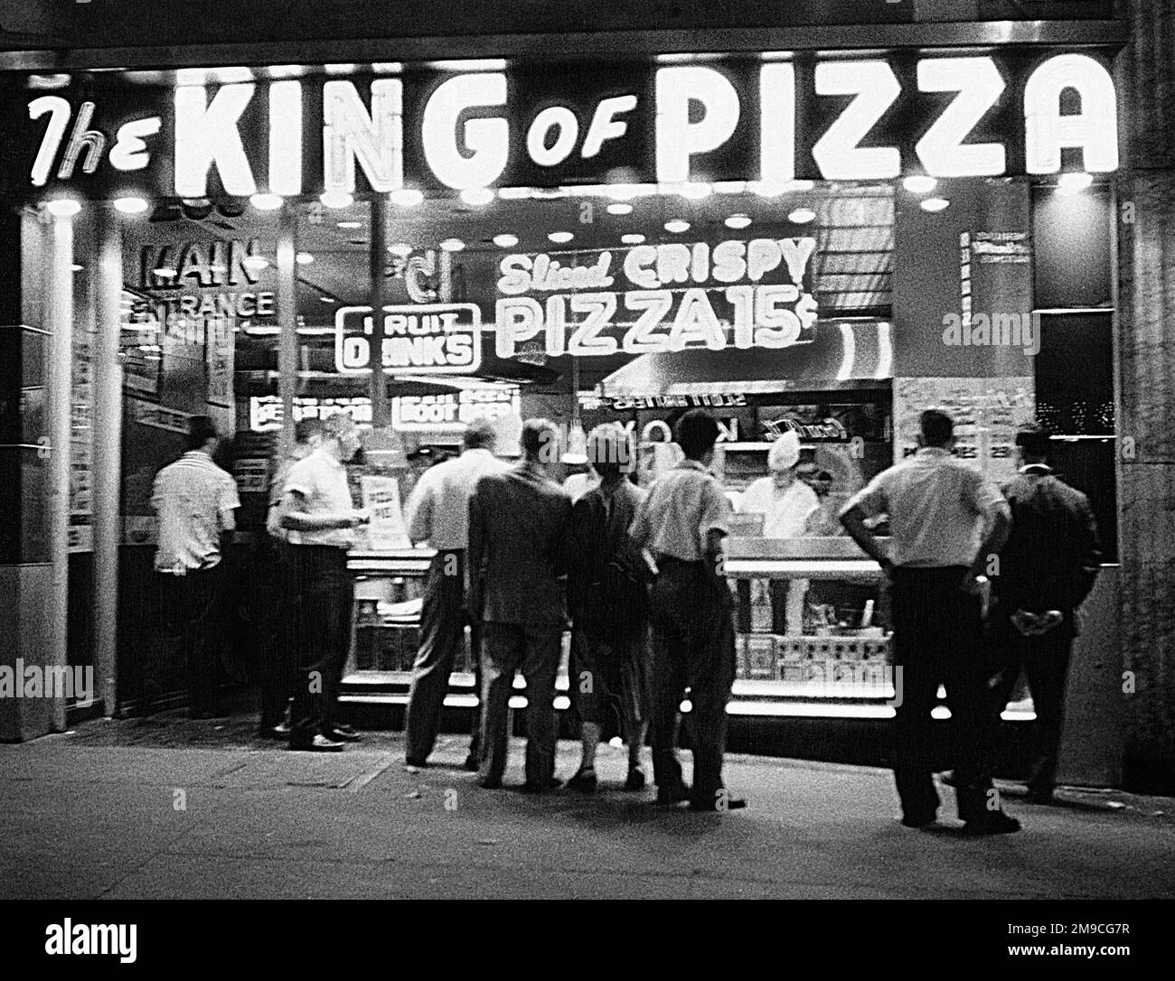 Gruppo di persone in attesa di cibo al Pizza Counter, Neon segno sopra recita 'The King of Pizza', New York City, New York, USA, Angelo Rizzuto, Anthony Angel Collection, luglio 1957 Foto Stock