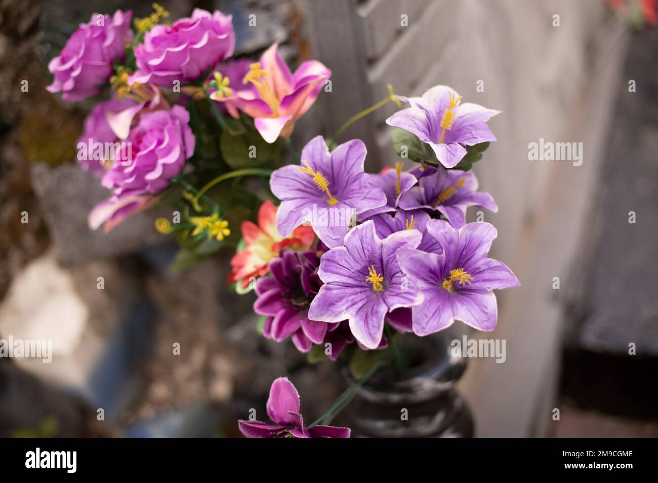 Fiori sono venduti sulla strada. Fiori artificiali per cimitero