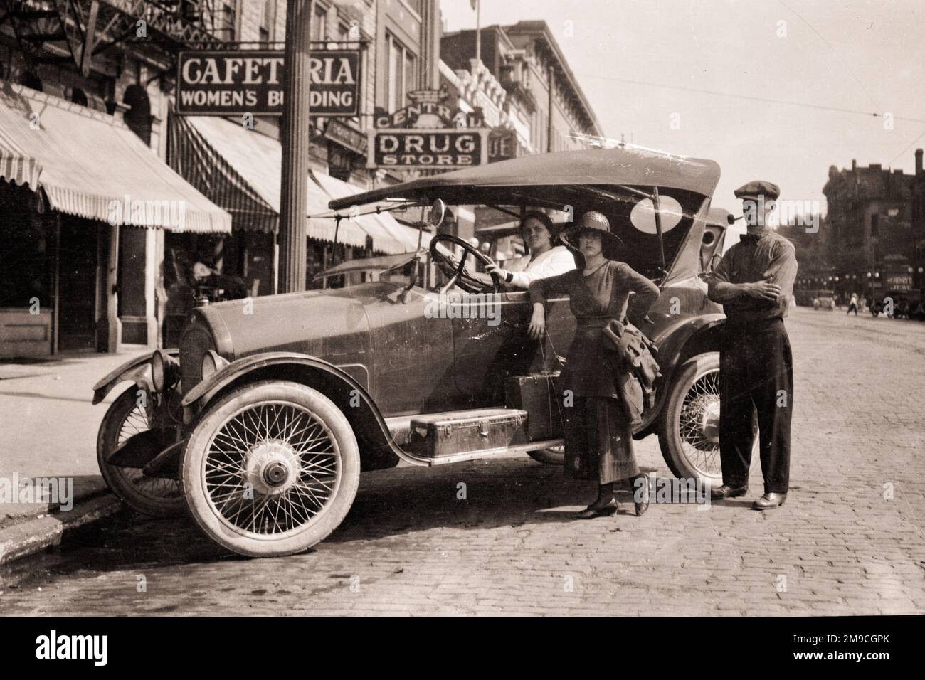 1910S DONNA IN PIEDI DA AUTO DA TURISMO IN MODO ALLA MODA HAT SECONDA DONNA ALLA GUIDA E UOMO IN PIEDI FUMO TUBO TUTTO GUARDANDO MACCHINA FOTOGRAFICA - M9526 HAR001 HARS VOLTI NOSTALGICO COPPIA CAFFETTERIA ESPRESSIONE COMUNITARIA CONVERTIBILE CITTÀ VECCHIA TEMPO NOSTALGIA FRATELLO VECCHIO MODO AUTO SORELLA 1 MAIS STILE VISO VEICOLO MISTERO FAMIGLIE ALLA MODA LIFESTYLE SODDISFAZIONE FEMMINE FRATELLI PIPE RURALE LUSSO STATI UNITI COPIA SPAZIO AMICIZIA METÀ LUNGHEZZA SIGNORE PERSONE STATI UNITI D'AMERICA AUTOMOBILE MASCHI FRATELLI FIDUCIA SORELLE TRASPORTO ESPRESSIONI B&W NORD AMERICA NORD AMERICA E ESTERNI AUTOS Foto Stock