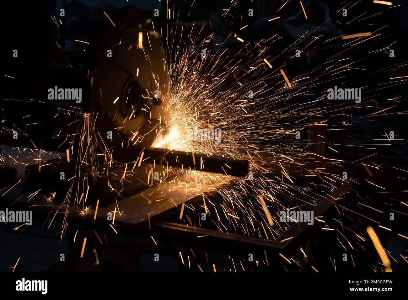 Scintille di metallo. Molte scintille prodotte dalla smerigliatura dell'acciaio. Foto Stock