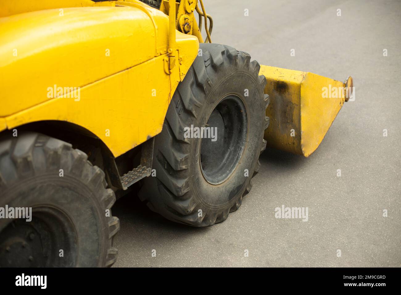 Mini bulldozer giallo. Piccola attrezzatura di costruzione. Trasporto diesel. Foto Stock
