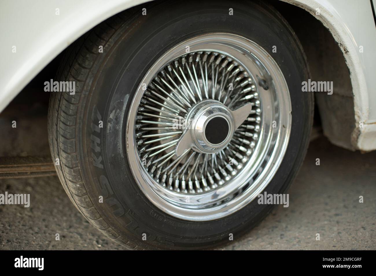Vecchio disco di auto. La ruota è un'auto retrò. Dettagli di trasporto raro. Foto Stock