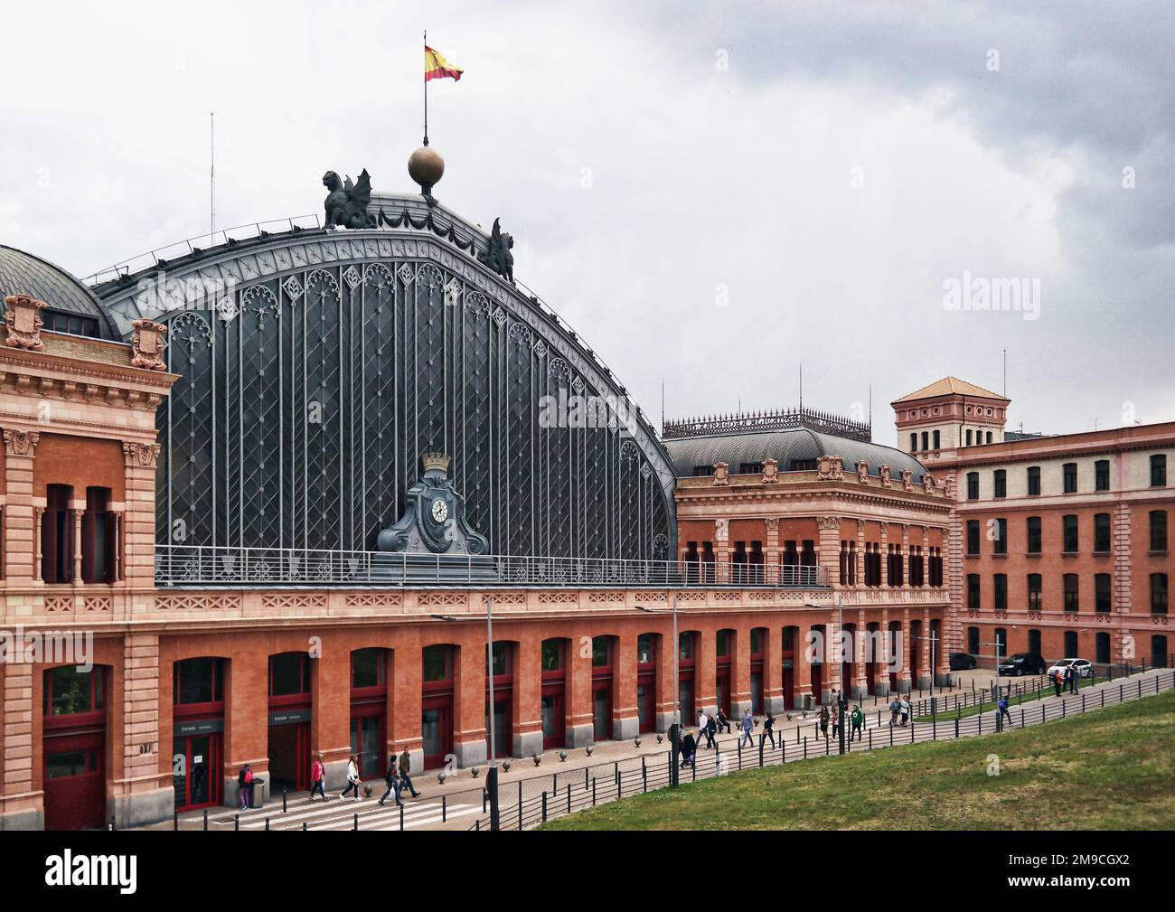 Madrid, Spagna, maggio. 2020: Edificio della stazione ferroviaria Puerta De Atocha a Madrid. Le principali città della Spagna sono collegate da treni ad alta velocità Foto Stock