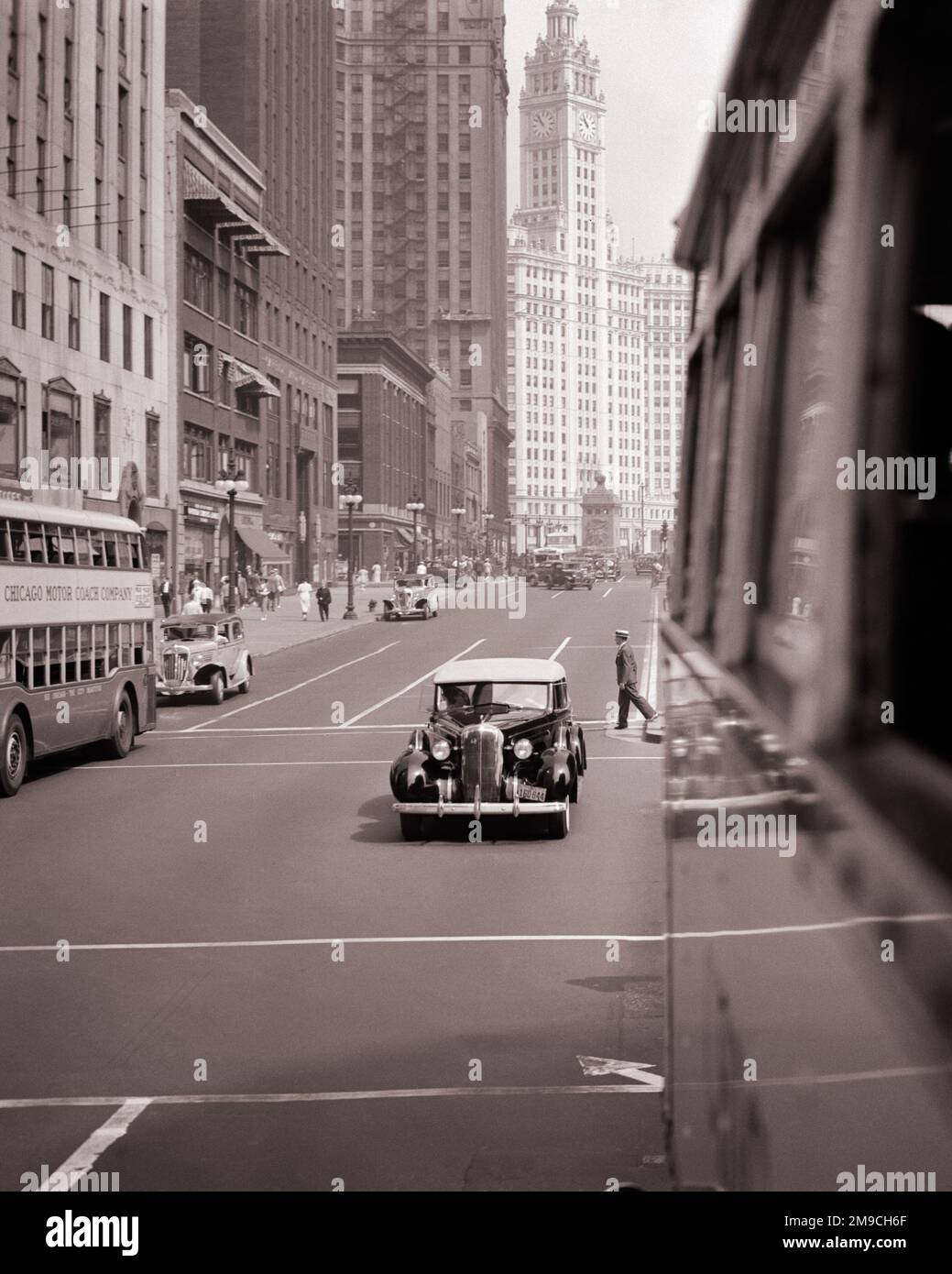 1930S AUTO RIFLESSA SUL LATO DELL'AUTOBUS A DUE PIANI SUL MICHIGAN AVENUE WRIGLEY EDIFICIO IN BACKGROUND DOWNTOWN CHICAGO ILLINOIS USA - Q37020 CPC001 HARS MOVIMENTO SFOCATURA STRUTTURE AUTOMOBILI VEICOLI EDICE AUTOBUS ILLINOIS RIFLESSO TRANSITO NERO E BIANCO DECKER IL MIDWEST MIDWEST MIDWEST VEICOLI A MOTORE VECCHIO STILE WRIGLEY Foto Stock