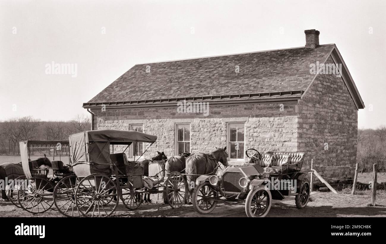 1910S BUGGY TRAINATI DA CAVALLI AL POSTO DI AGGANCIO E NUOVA AUTO A MOTORE FLANGLED FUORI DA ONE ROOM PRAIRIE SCHOOLHOUSE VICINO A SENECA KANSAS USA - Q44983 CPC001 HARS NORTH AMERICAN SCUOLE GRADO STRUTTURA MAMMIFERI E AUTOS CONOSCENZA ESTERNA PRAIRIE OPPORTUNITÀ ATTIRATO VICINO PRIMARIO SCHOOLHOUSE AUTOMOBILI HITCHING VEICOLI VAGONI UNA STANZA SENECA PIETRA EDIFICIO GRADO SCUOLA MAMMIFERO BUGGY BIANCO E NERO MIDWEST VECCHIO MODELLATO Foto Stock