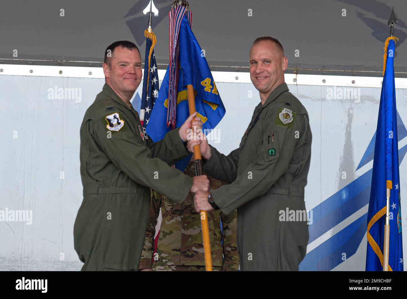 STATI UNITI Chris Richardson, a sinistra, comandante del 347th Rescue Group, passa la guida al Lt. Colón Thaddeus Ronnau, comandante entrante del 41st Rescue Squadron, alla Moody Air Force base, 16 maggio 2022. Ronnau ha recentemente ricoperto il ruolo di direttore operativo RQS del 41st. Il passaggio del guidon rappresenta il cambiamento ufficiale di leadership all'interno di un'unità. Foto Stock