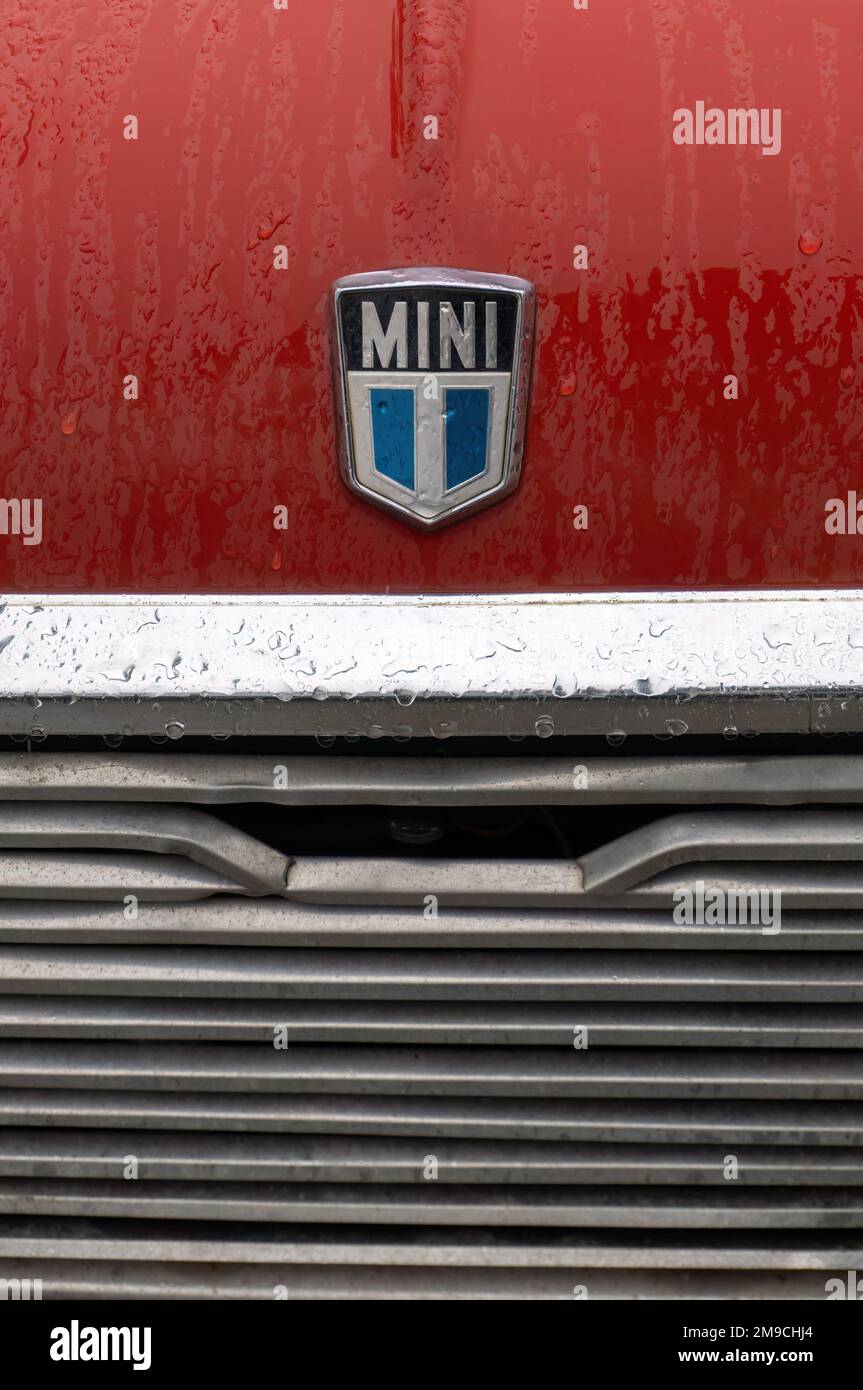 Front-end di un'auto rossa retrò in gocce d'pioggia Foto Stock