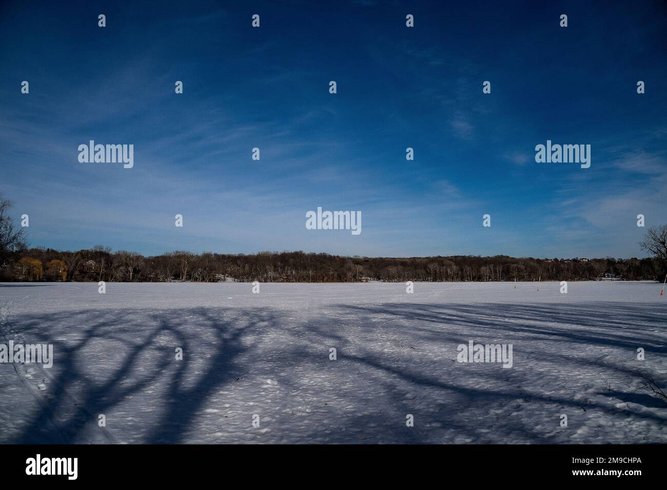 Frozen Lake nel pomeriggio di sole limpido Foto Stock