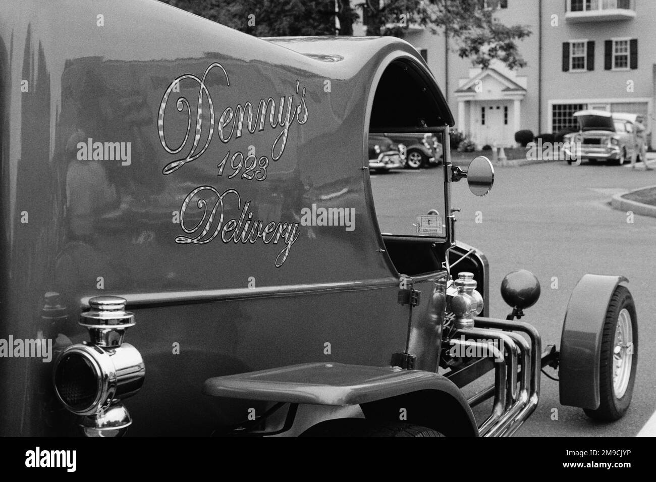 Un classico Hot Rod con la scritta Denny's Delivery in una fiera di automobili in Essex, Massachusetts. L'immagine è stata acquisita su pellicola analogica in bianco e nero Foto Stock