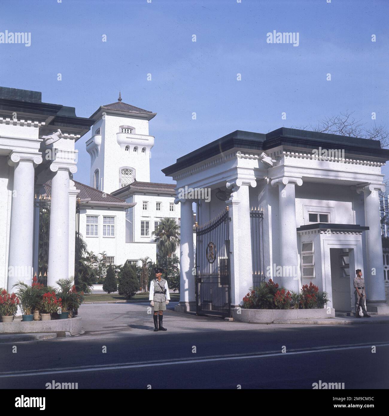 Government House - le porte principali, tra cui insegne reali e guardie. Foto Stock
