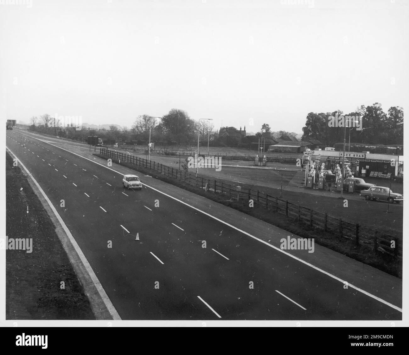 Un solitario Austin Mini Van dimostra le gioie della prima autostrada che guida su una M1 vuota, senza altro traffico e sicuramente senza ingorghi. Foto Stock