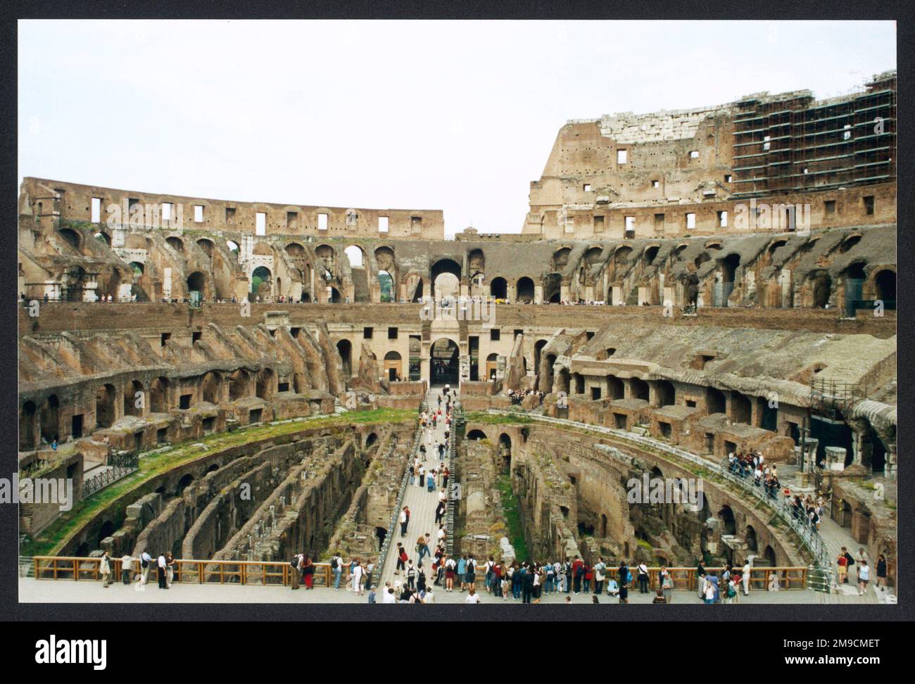 Eventi pubblici come combattimenti di gladiatori, battaglie navali fittizie e cacciate di animali selvatici si sono tenuti al Colosseo; turisti mulino intorno alle rovine... Foto Stock