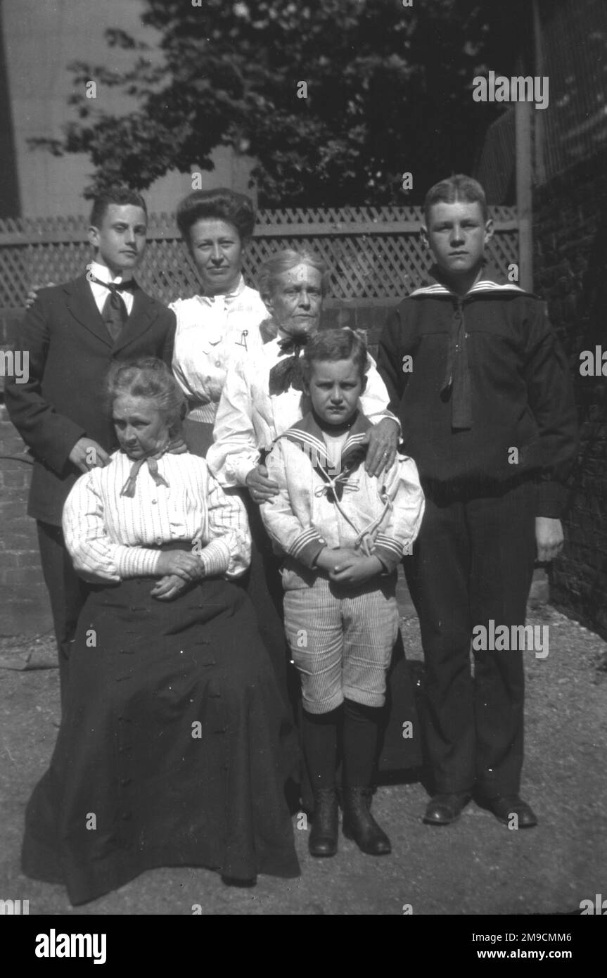 Un gruppo di famiglia fotografato all'esterno Foto Stock