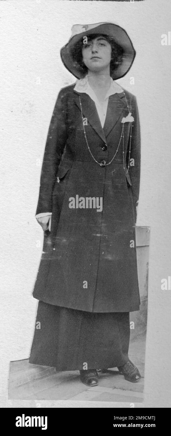 Una giovane signora turista in Italia, che indossa un cappello largo-brimmed, lunga corda di perle e gonna lunga e cappotto Foto Stock