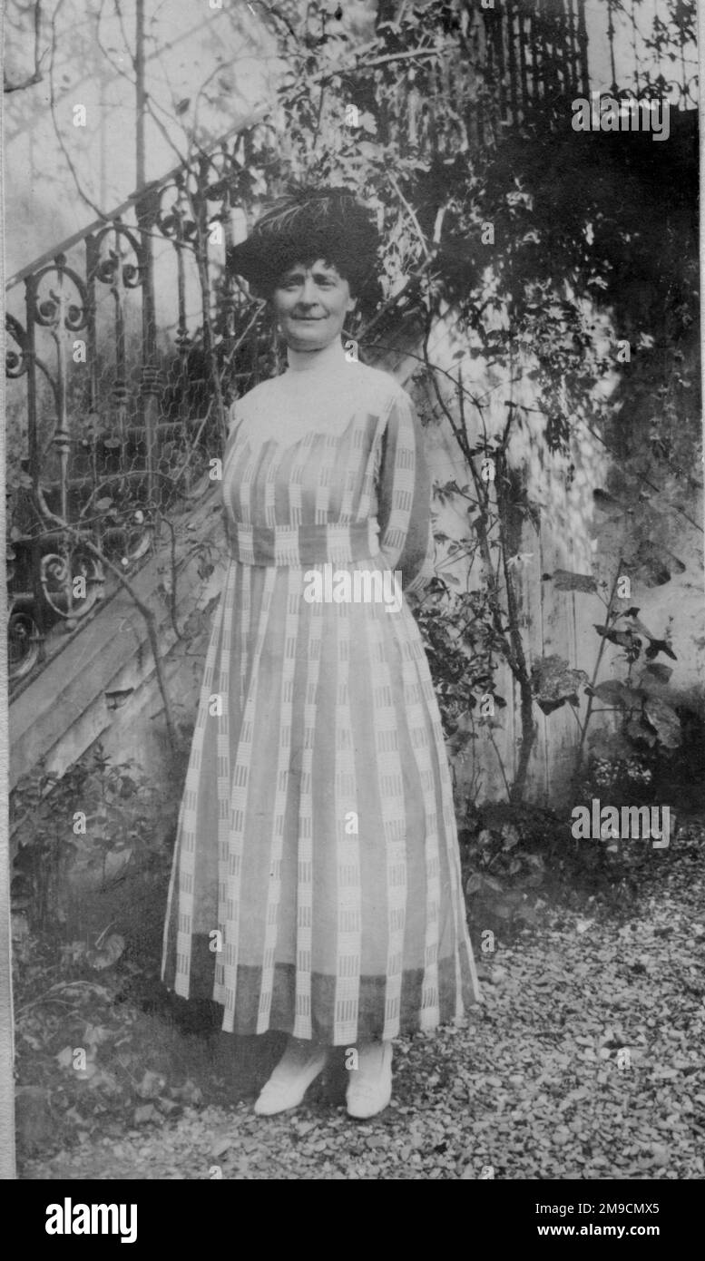 Una donna che indossa un abito da assegno Foto Stock