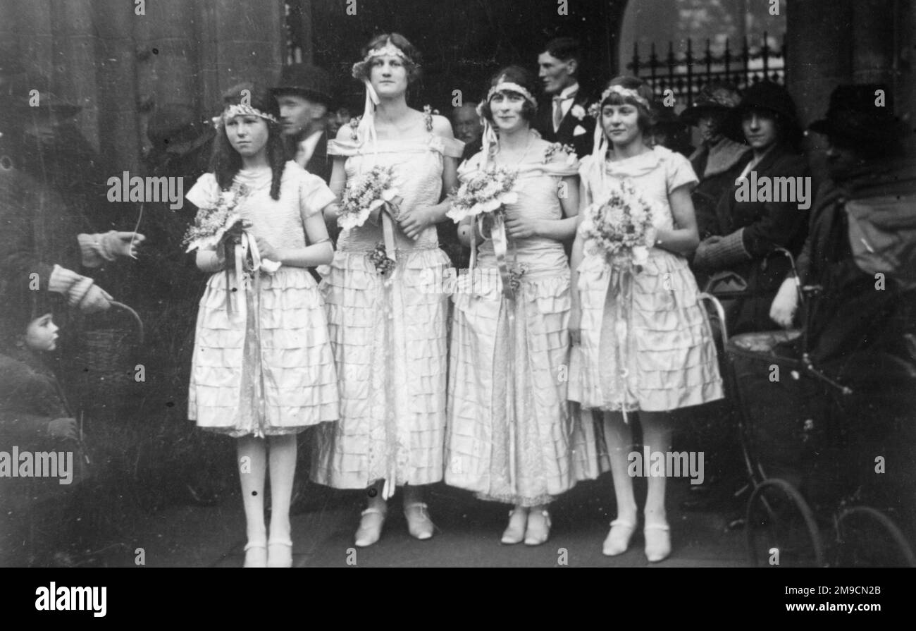 Un gruppo di quattro bridesmaids che detengono bouquet Foto Stock