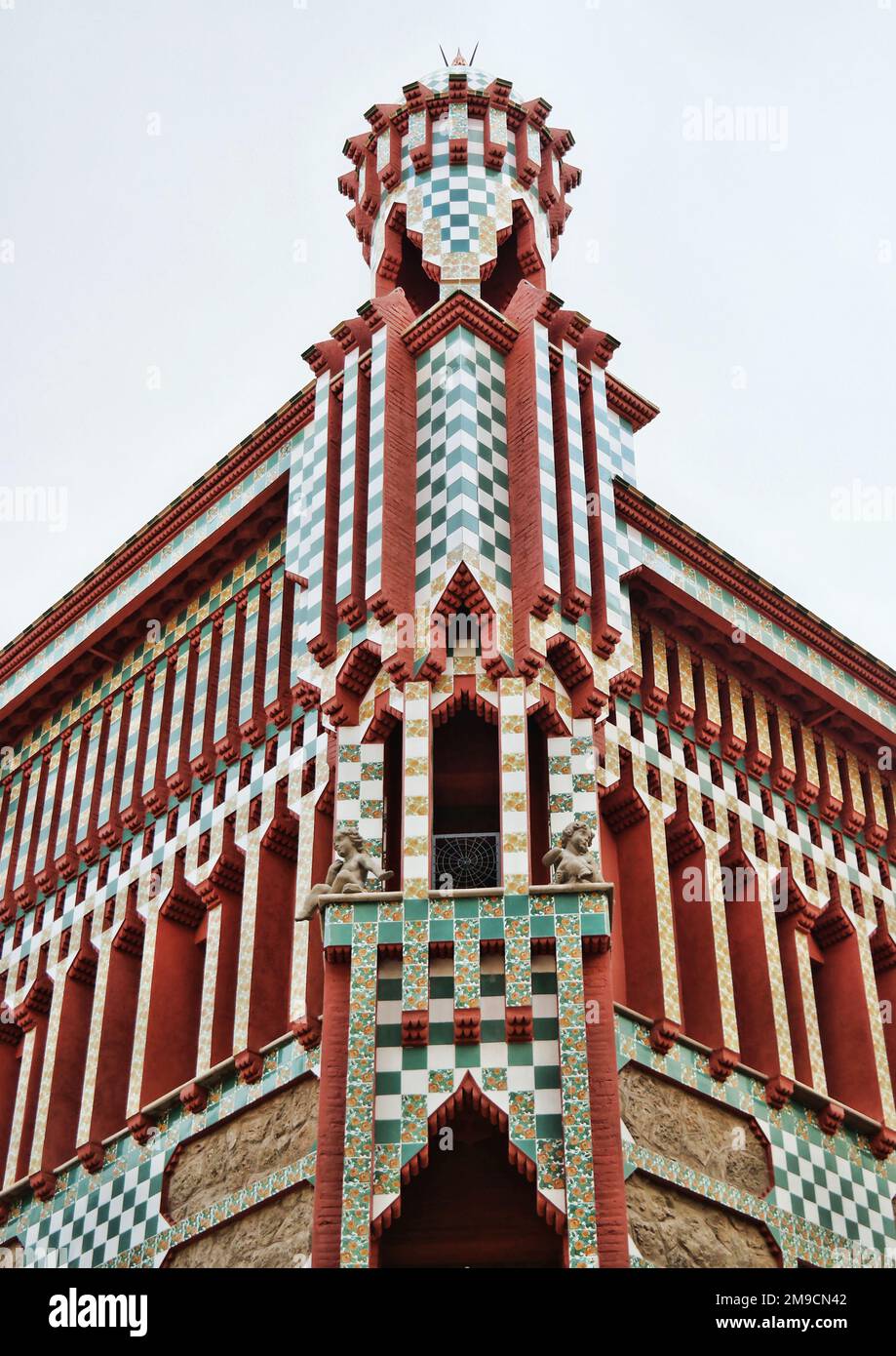 Barcellona, Spagna, 2018 maggio: Facciata di Casa Vicens con piastrelle colorate. È il primo capolavoro di Antoni Gaudí. Casa estiva per la famiglia Vicens Foto Stock