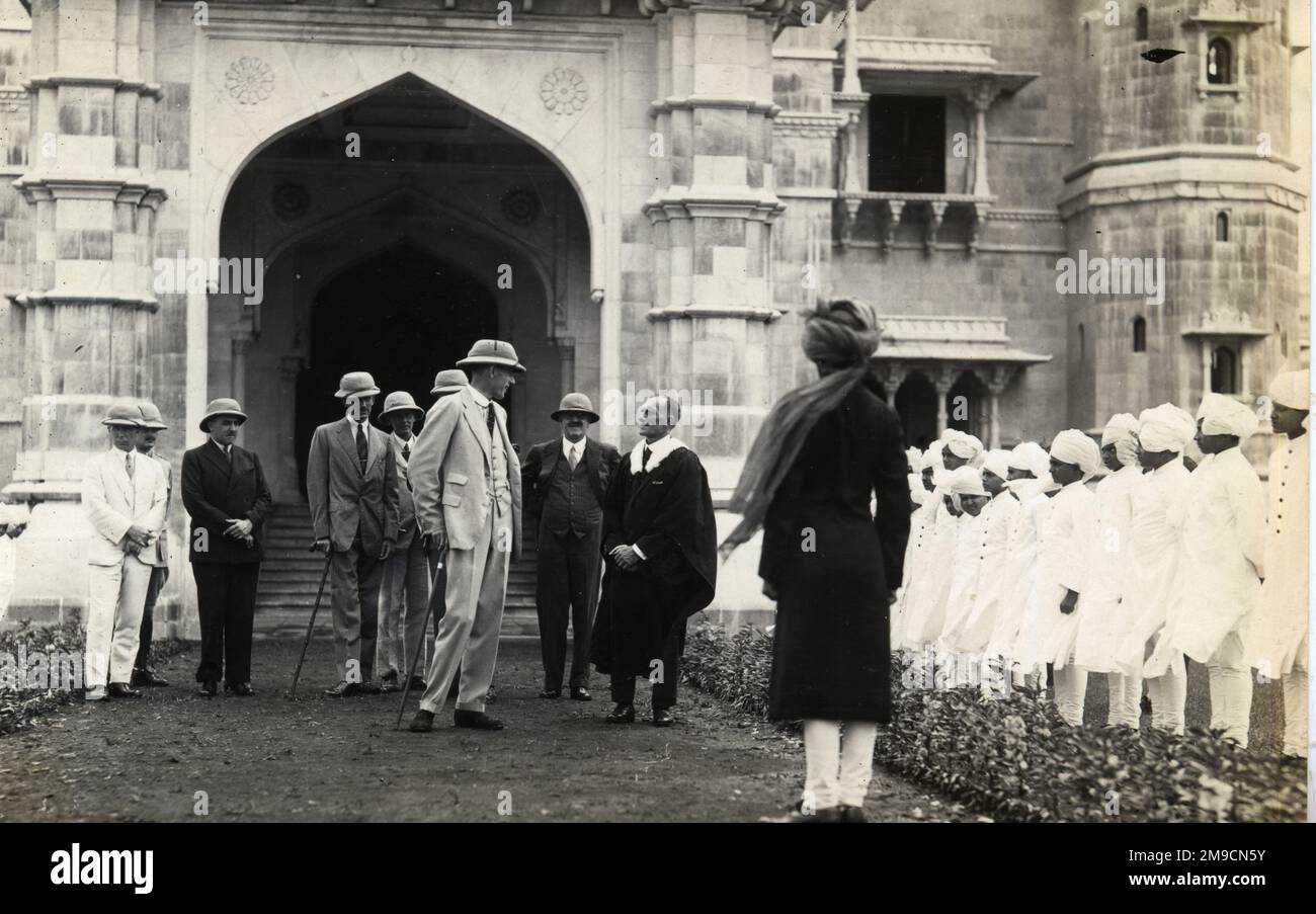 Il viceré indiano visita il Daly College di Indore, India, dove viene accolto dagli alunni e dai maestri. Foto Stock