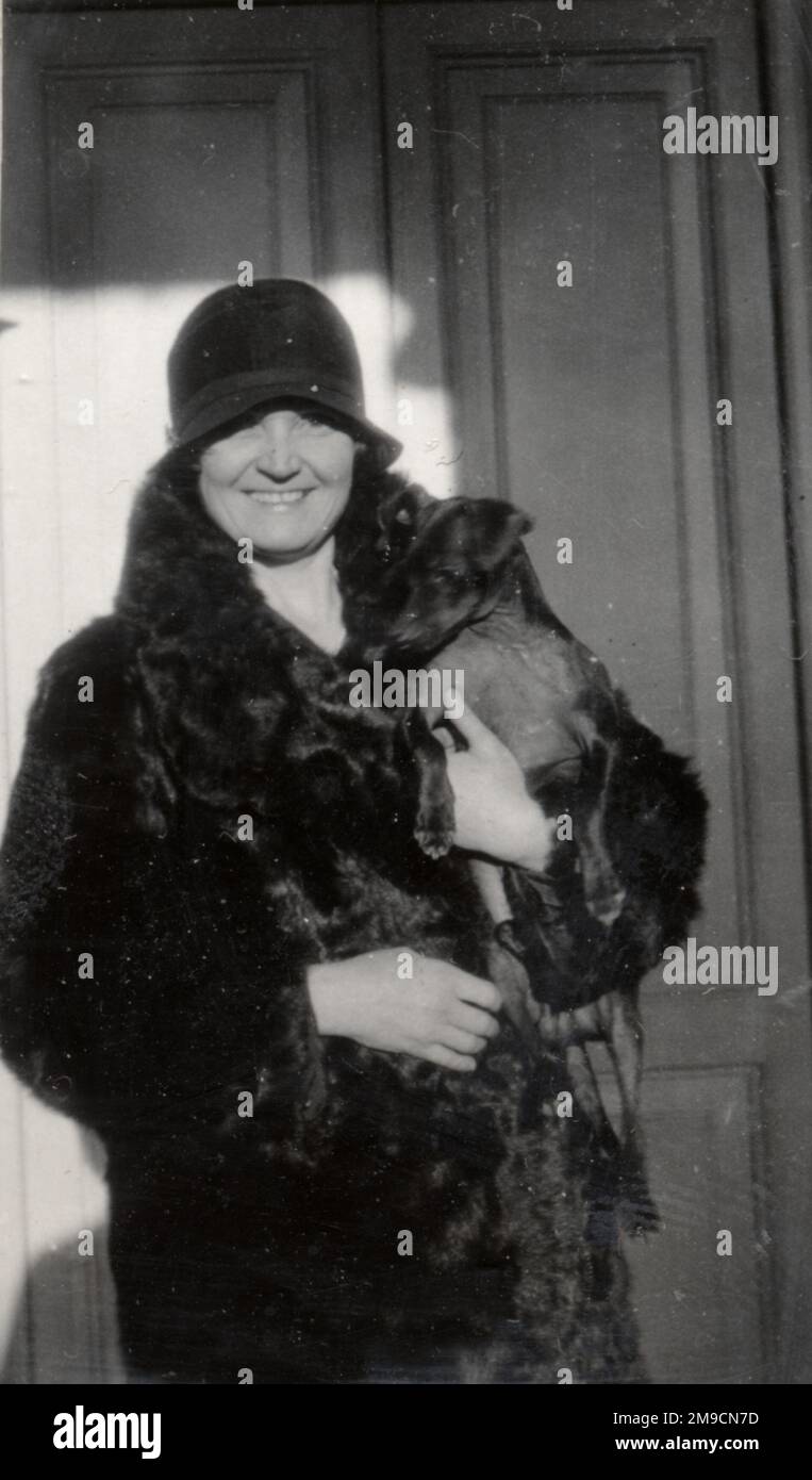 Una donna che indossa un cappotto di pelliccia e un cappellino. Foto Stock