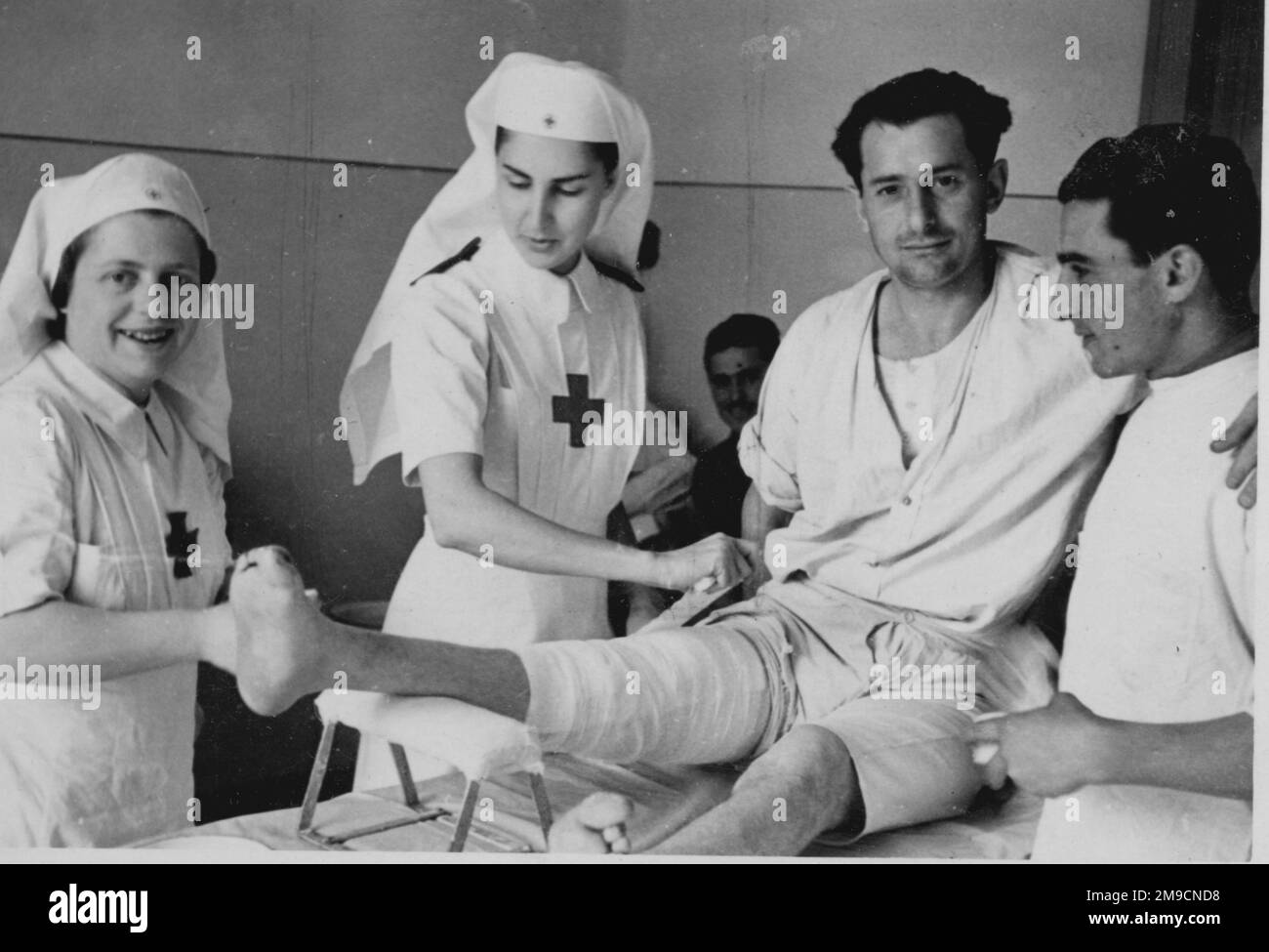 Gli infermieri trattano un paziente in Italia Foto Stock