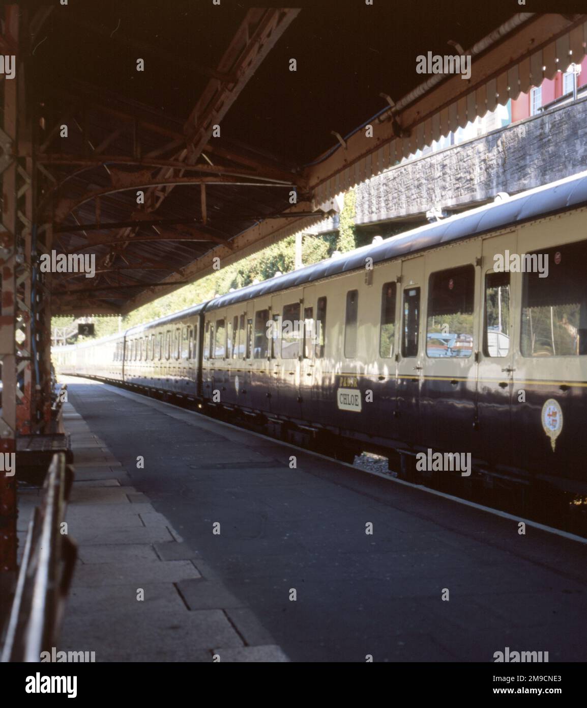 Un bel vecchio treno arriva alla stazione ferroviaria di Dartmouth, Devon Foto Stock