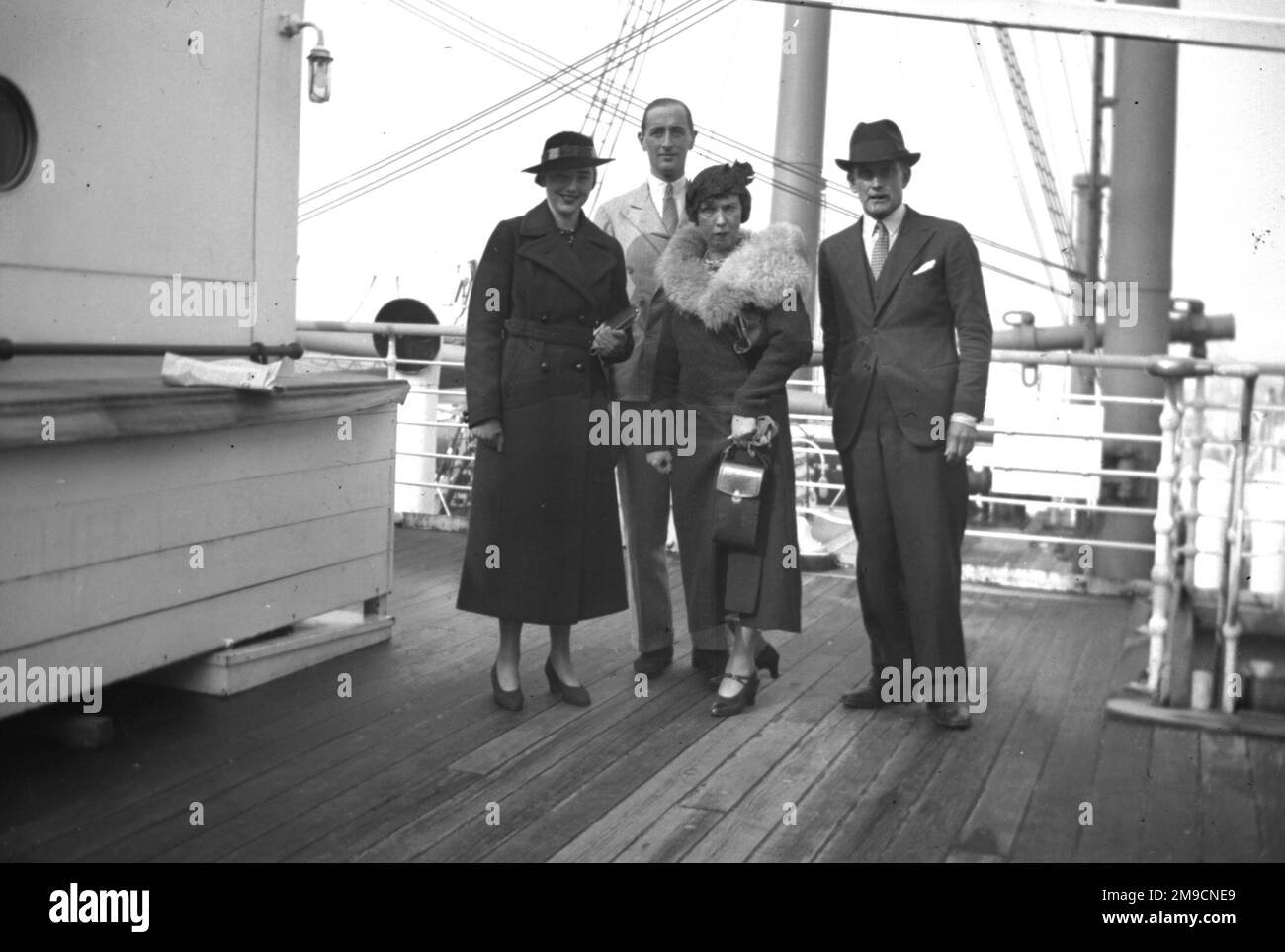 Un gruppo di quattro persone a bordo di una nave Foto Stock