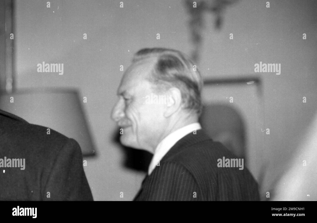 Brigadier John Enoch Powell, MBE (16 giugno 1912 ? 8 febbraio 1998) è stato un politico, linguista, scrittore, accademico, soldato e poeta britannico. È stato membro del Parlamento del Partito conservatore (MPE) tra il 1950 e il febbraio 1974, e deputato unionista dell'Ulster tra l'ottobre 1974 e il 1987. Era controverso attraverso la maggior parte della sua carriera, e il suo incarico in alto ufficio è stato breve. Egli ha avuto opinioni forti e distintive su questioni quali l'immigrazione, l'identità nazionale, la politica monetaria e l'ingresso del Regno Unito nella Comunità economica europea, che in seguito è diventata l'Unione europea. Si ricorda Foto Stock