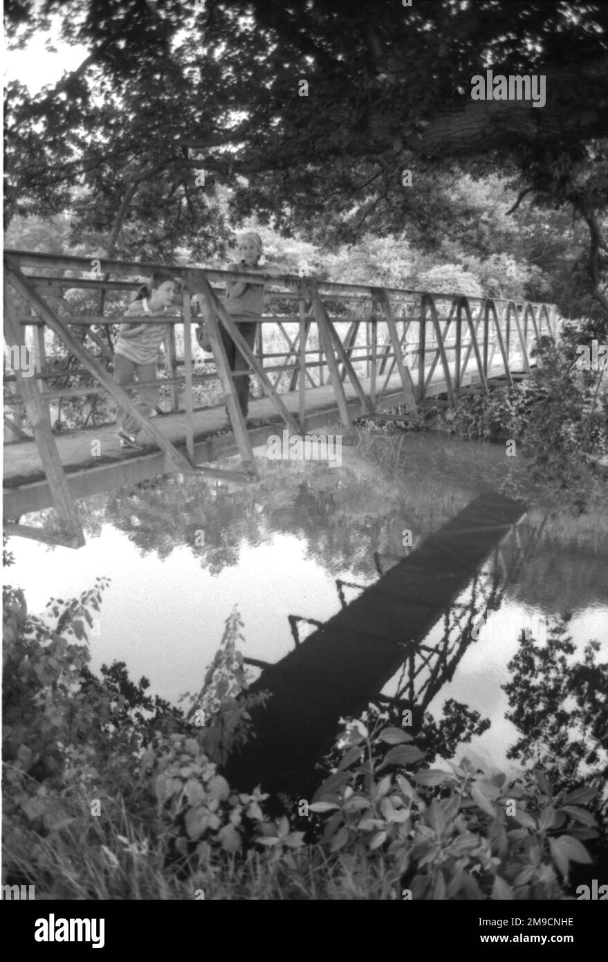 Piccolo ponte sul fiume Eden a Leigh, Kent Foto Stock