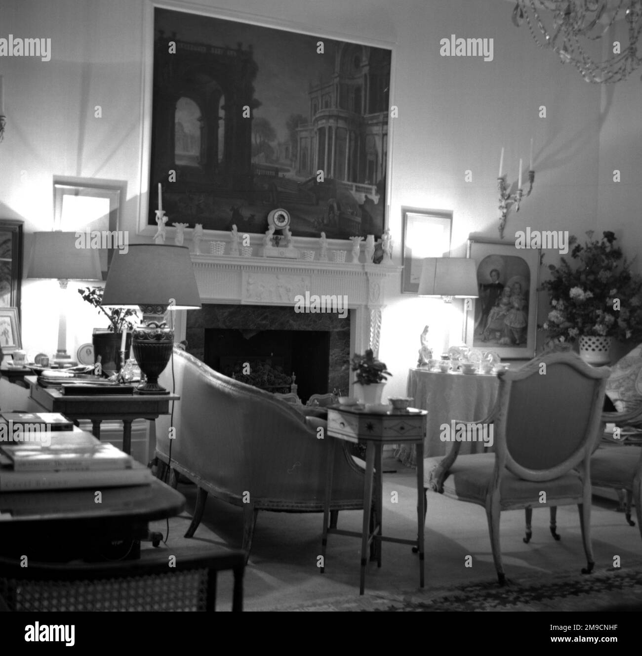 Il raffinato soggiorno di un appartamento in Eaton Square, Londra, è arredato lussuosamente con sedie antiche e dipinti classici Foto Stock