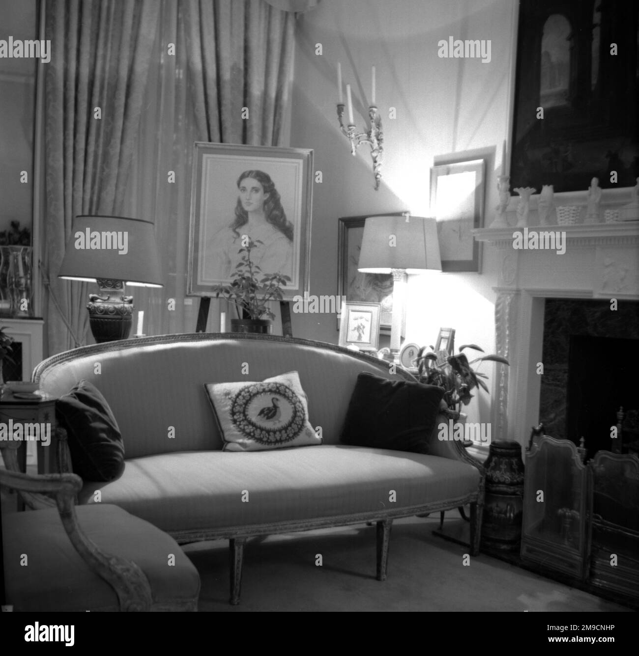 Un salotto di Londra, che conserva l'arredamento raffinato dei primi decenni del 20th ° secolo. Data: 2000 Foto Stock