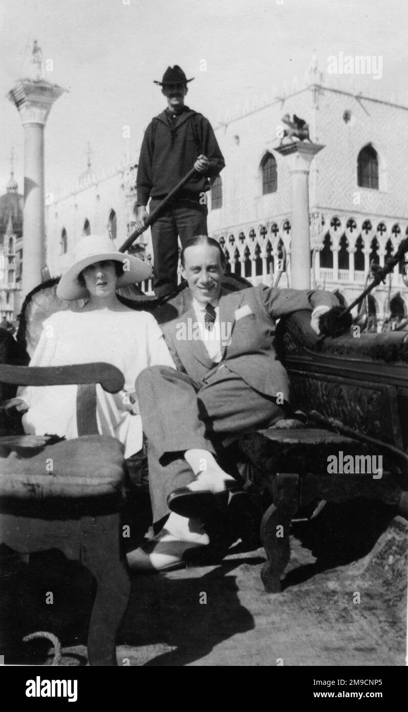 Un uomo e una donna in gondola a Venezia. Foto Stock