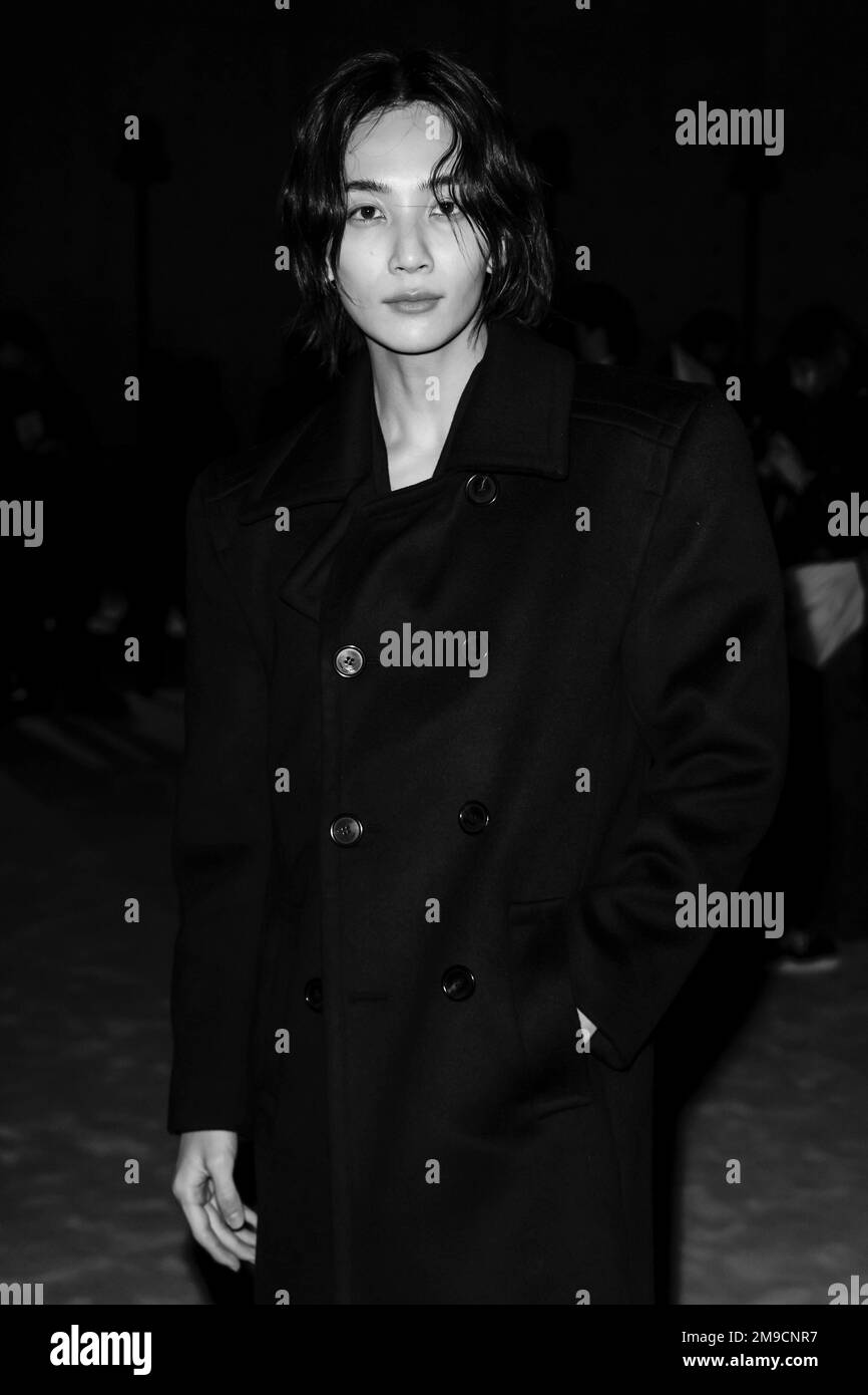Parigi, Francia. 17th Jan, 2023. Jeonghan partecipa A SAINT LAURENT Men Autunno/Inverno 2023-24 Runway durante la settimana della moda di Parigi Menswear il 2023 gennaio - Parigi, Francia 17/01/2023 Credit: dpa/Alamy Live News Foto Stock