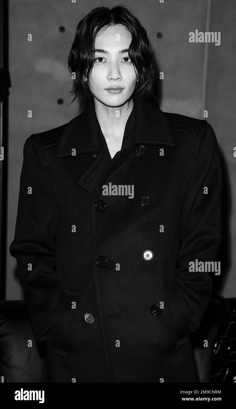 Parigi, Francia. 17th Jan, 2023. Jeonghan partecipa A SAINT LAURENT Men Autunno/Inverno 2023-24 Runway durante la settimana della moda di Parigi Menswear il 2023 gennaio - Parigi, Francia 17/01/2023 Credit: dpa/Alamy Live News Foto Stock
