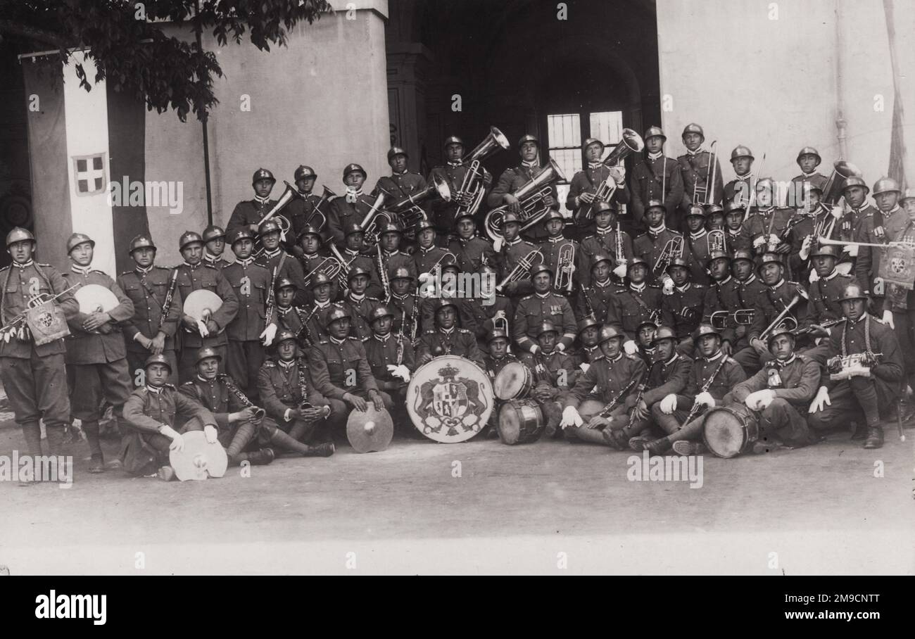 I membri di una banda militare italiana si posano in uniforme con i loro strumenti. Foto Stock