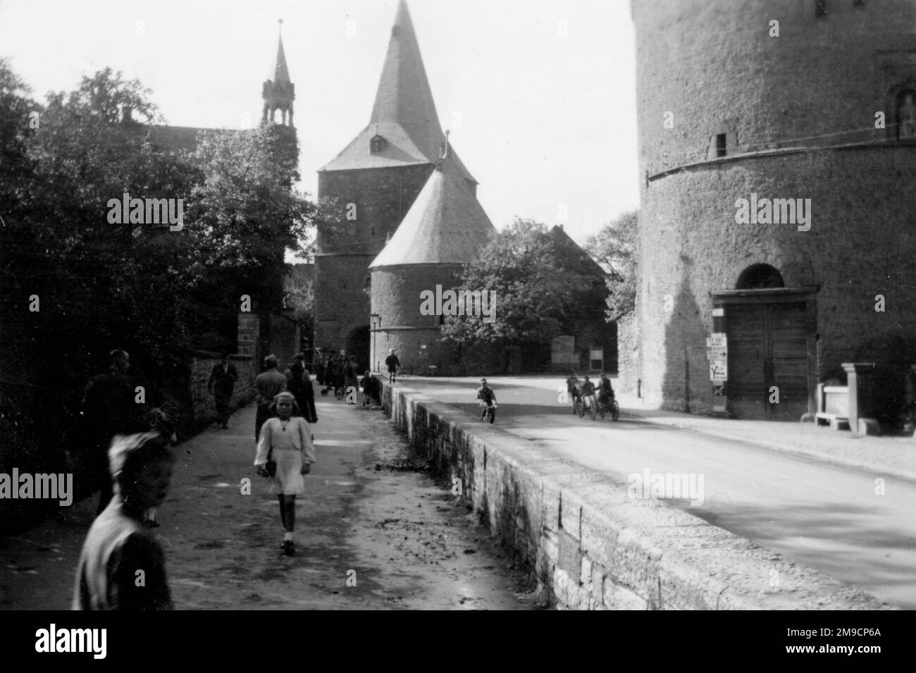 Una scena di vita quotidiana vicino alla porta Est di Goslar am Harz, nella bassa Sassonia, in Germania, alla fine della seconda guerra mondiale. Foto Stock