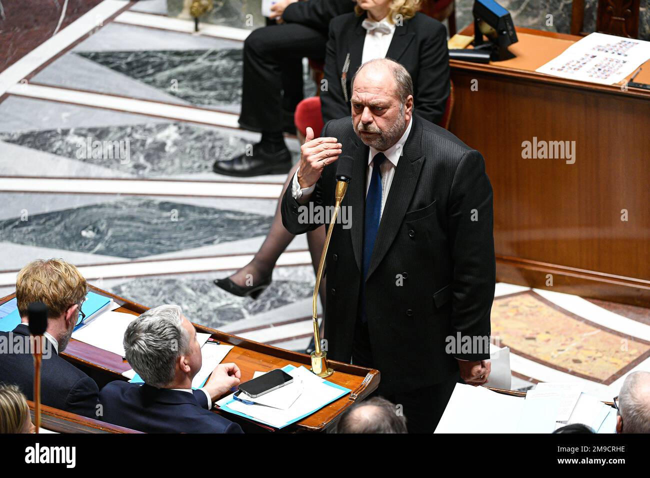 Parigi, Francia. 17th Jan, 2023. Il Ministro francese della Giustizia Eric Dupont Moretti durante una sessione di interrogazioni al governo presso l'Assemblea nazionale di Parigi il 17 gennaio 2023. Credit: Victor Joly/Alamy Live News Foto Stock