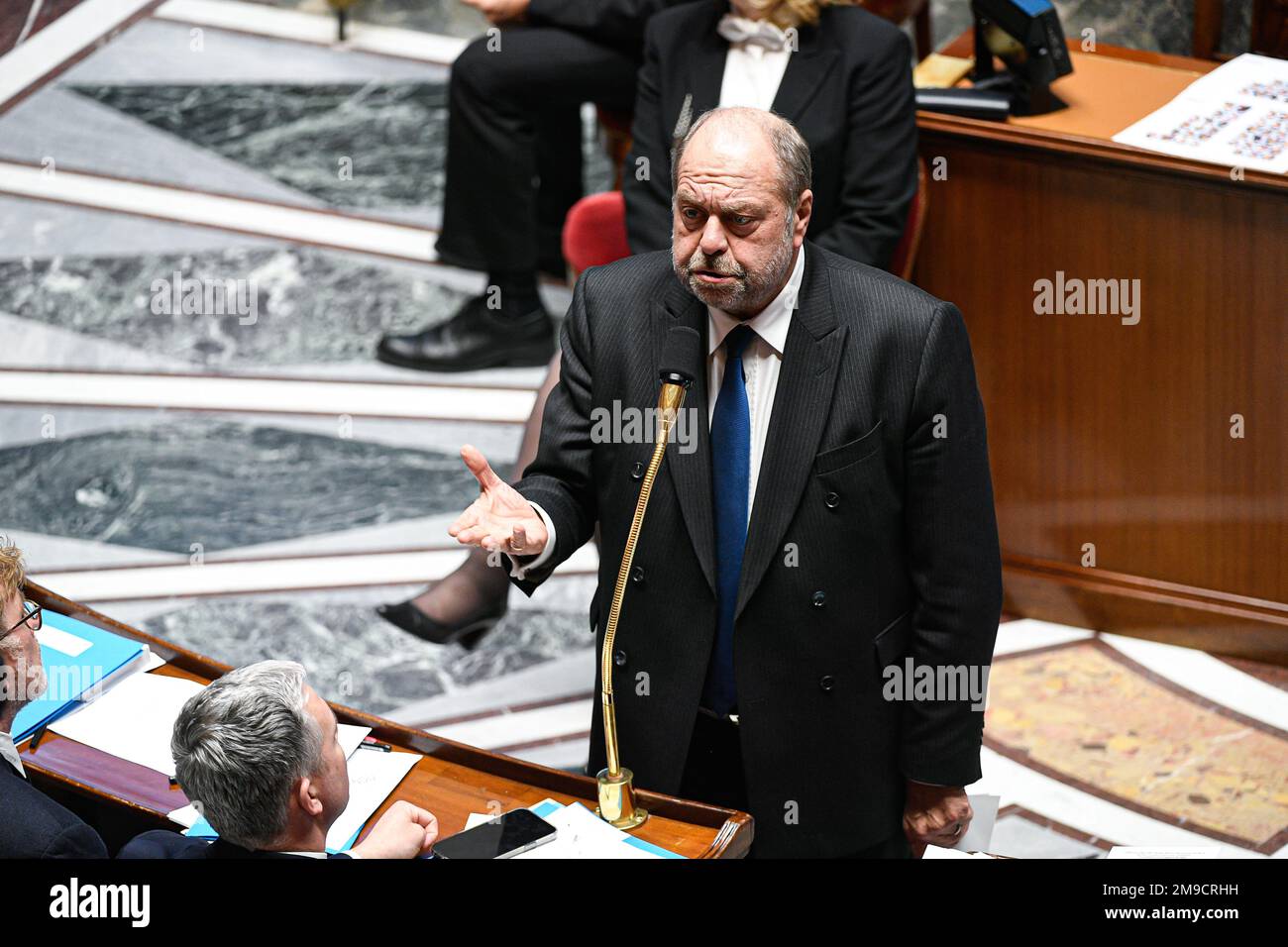 Parigi, Francia. 17th Jan, 2023. Il Ministro francese della Giustizia Eric Dupont Moretti durante una sessione di interrogazioni al governo presso l'Assemblea nazionale di Parigi il 17 gennaio 2023. Credit: Victor Joly/Alamy Live News Foto Stock