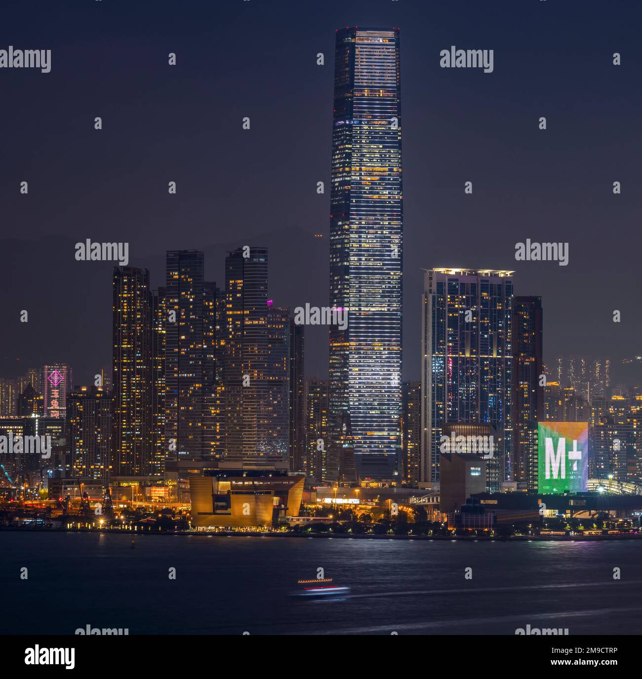 L'ICC International Commerce Centre e il nuovissimo museo M+ di cultura visiva di Hong Kong, Victoria Harbour, Hong Kong, Cina. Foto Stock