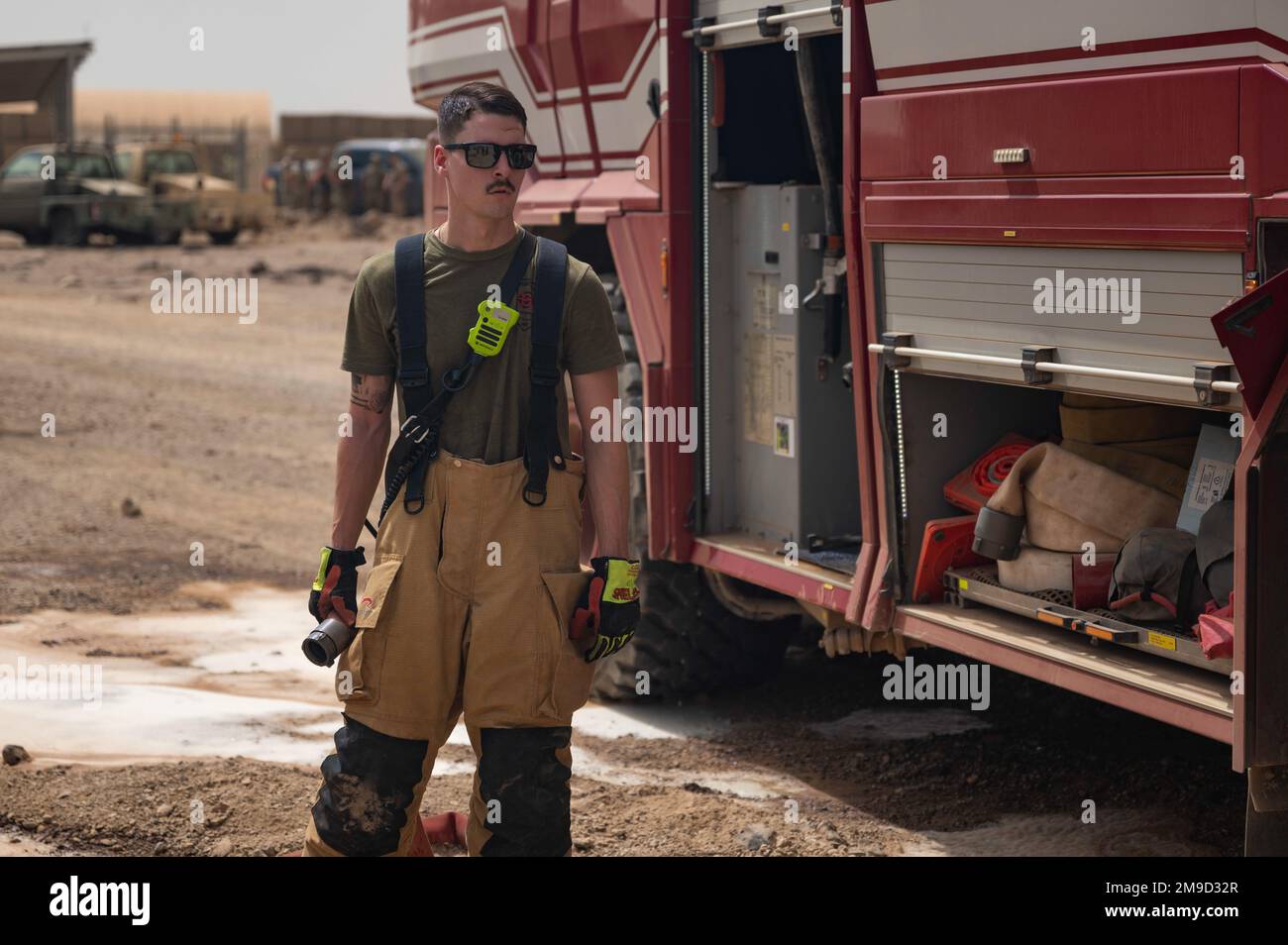 STATI UNITI Air Force Senior Airman Zachary McMaster, specialista nella protezione antincendio con lo Squadron 776th Expeditionary Air base, è in piedi da un P-19 Rosenbauer PANTHER Aircraft Rescue veicoli antincendio durante la formazione congiunta con gli Stati Uniti Medici dell'esercito dal 2nd Squadron, 183rd reggimento di cavalleria a Chabelley Airfield, Gibuti, 16 maggio 2022. L'esercizio di prontezza è servito come ispezione annuale in cui hanno risposto a un incendio simulato del veicolo con lesioni. Foto Stock