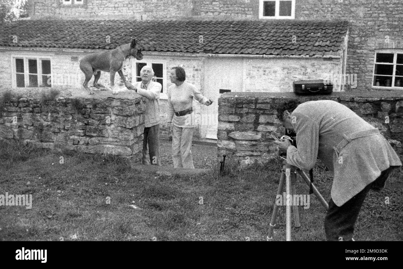 Foto di Sir Brian Horrocks (1895-1985), con cane pugile. Foto Stock