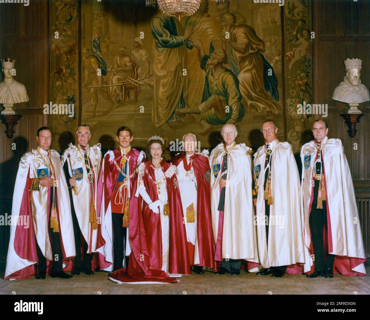 Regina Elisabetta II, Principe Carlo e altri, in abiti ufficiali indossati per un ordine del servizio di Bath a Westminster Abbey, Londra, nel maggio 1975. Fu in questa occasione che il Principe Carlo fu insediato come Gran Maestro dell'Ordine delle Terme. Foto Stock