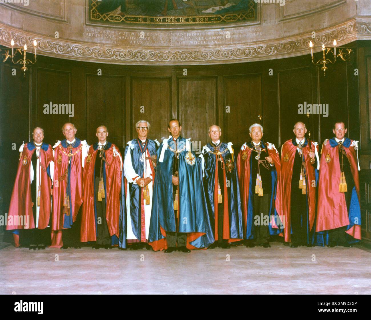 Foto di gruppo del Principe Edoardo, Duca di Kent, e di altre otto persone, tutte in abiti ufficiali, che prendono parte ad un Ordine del servizio di Bath nell'Abbazia di Westminster, Londra. Il Principe Carlo fu installato come Gran Maestro dell'Ordine delle Terme nel maggio del 1975. Foto Stock