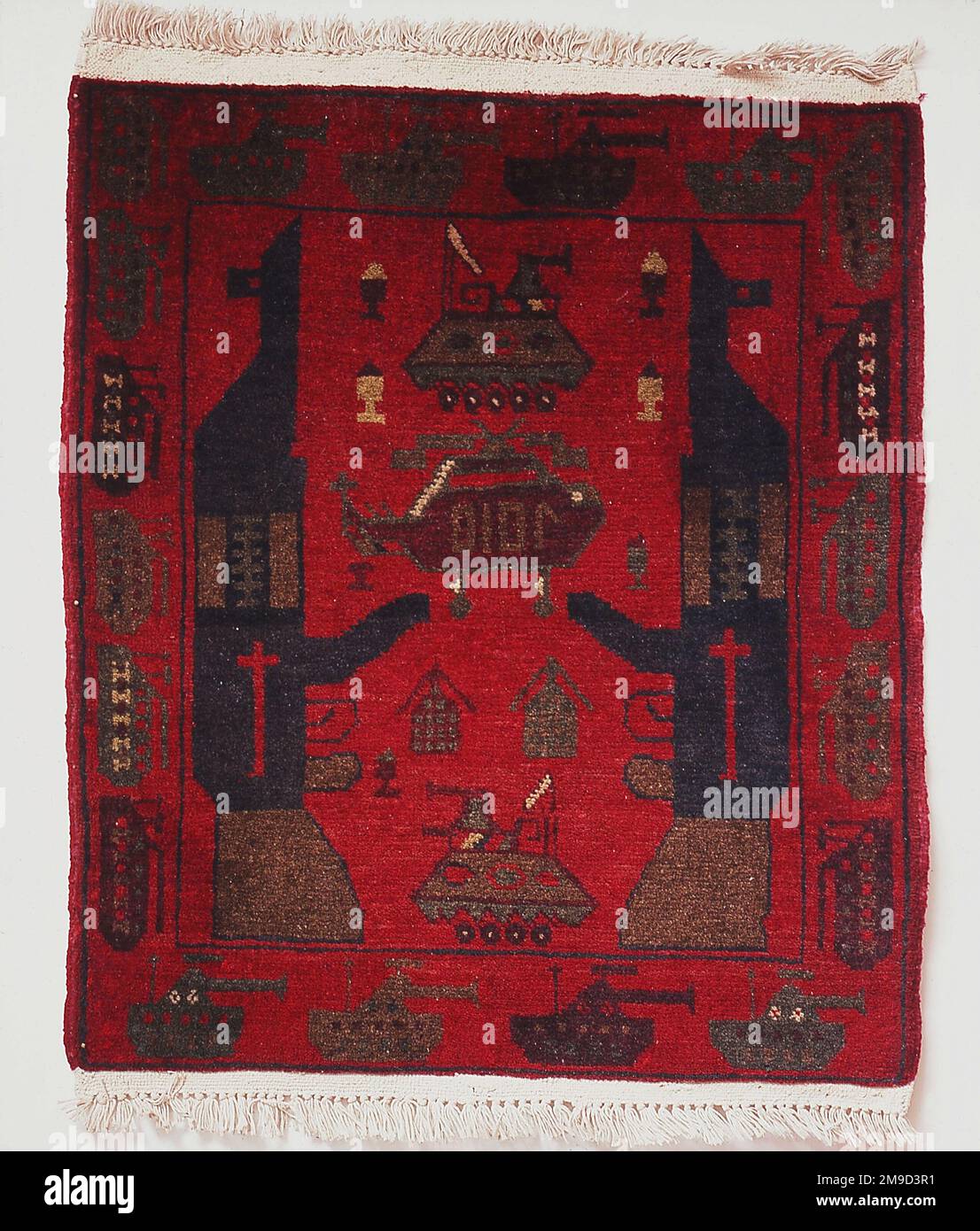 Tappeto di guerra afghano con fucili Kalashnikov, carri armati, granate a mano e elicottero, realizzato da donne in fuga dall'invasione sovietica dell'Afghanistan, 1979-88, nel campo profughi vicino al confine afghano, vicino a Peshawar, Pakistan. Foto Stock