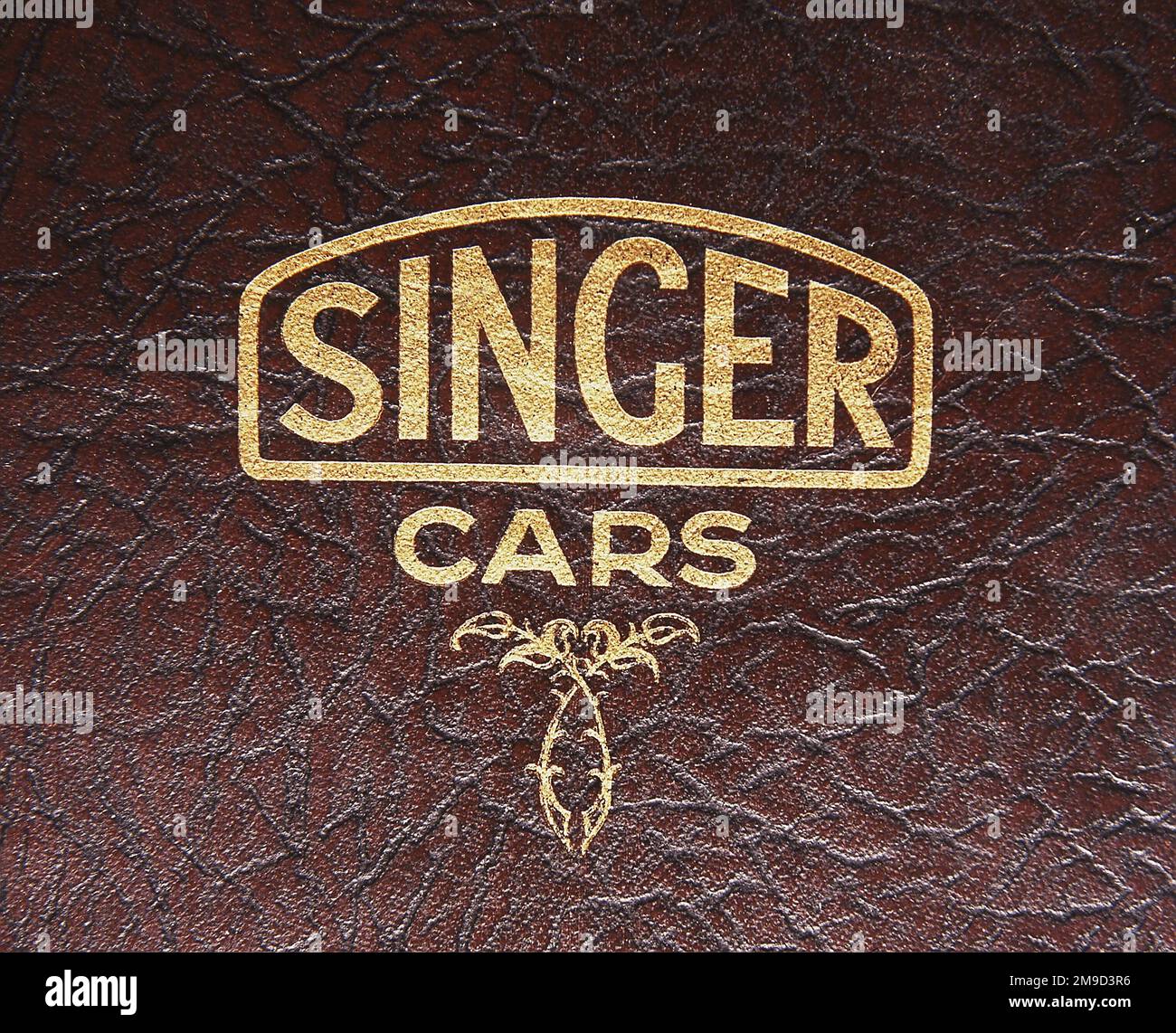 Logo Singer Cars, stampato in foglia d'oro su pelle come quella utilizzata per la tappezzeria delle loro auto, copertina dell'album di presentazione, 1927. Foto Stock