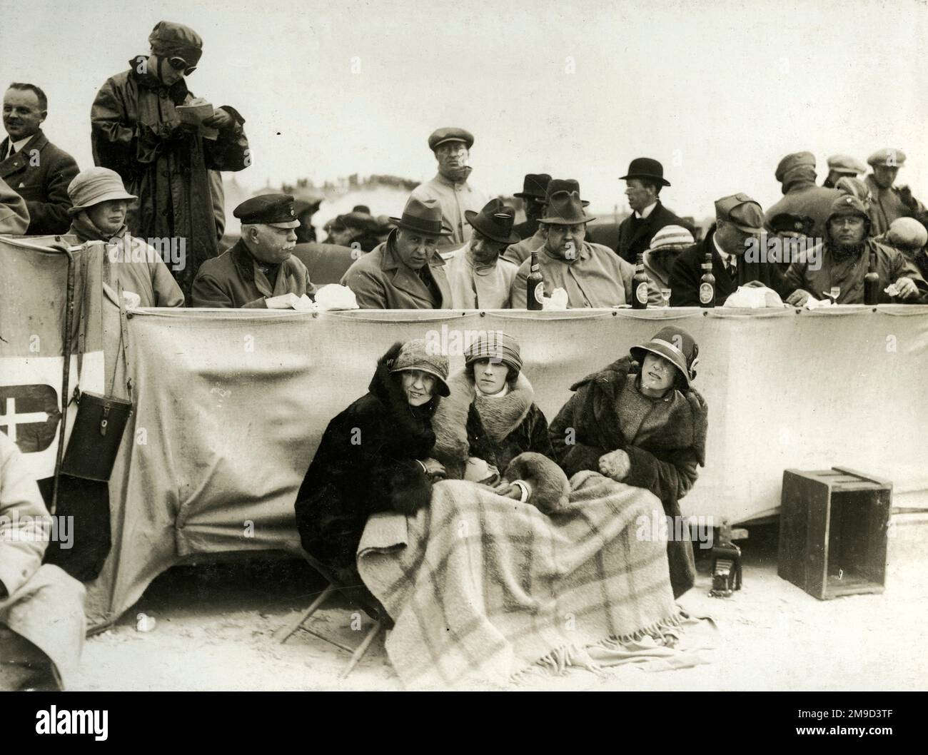 Giudici e funzionari al processo di velocità di Fooe Island sulla panchina dei giudici con le donne davanti avvolte in coperte. Foto Stock