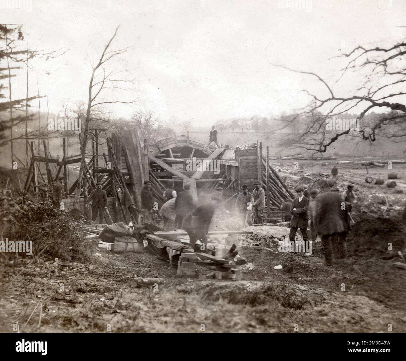 Costruzione dei cingoli - cantiere di pulizia 1906 con figure. Foto Stock